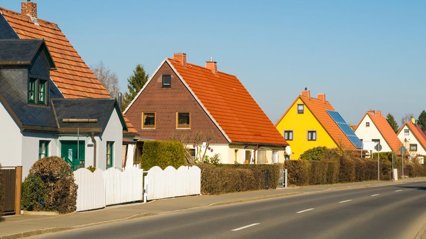 Huse på villavej med blå himmel