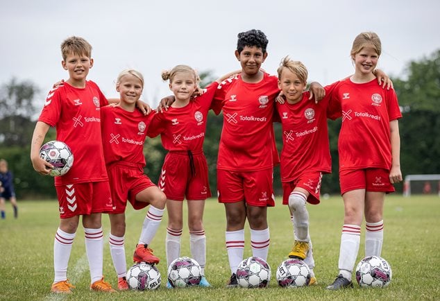 Holdbillede af fodbolddrenge og piger